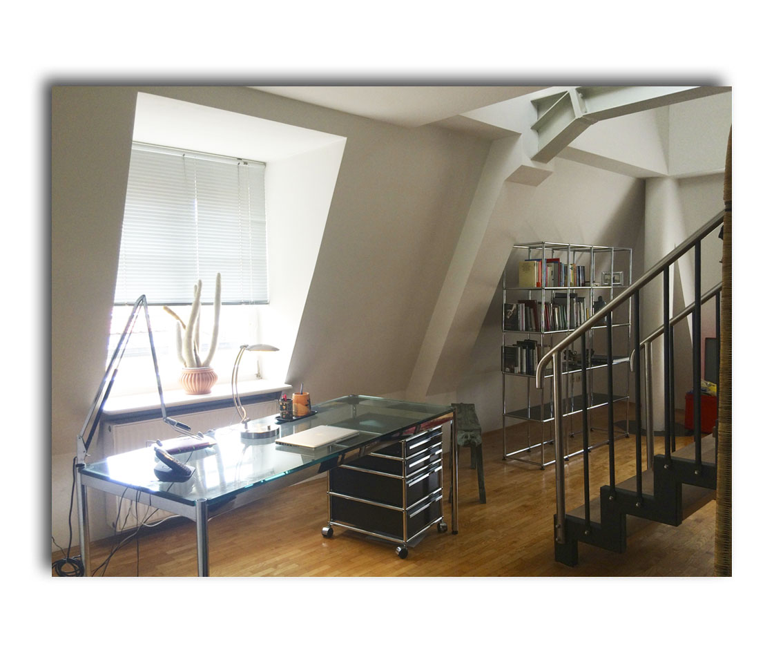 Der helle Arbeitsplatz mit Designer Schreibtisch fügt sich harmonisch in den offenen Wohnraum